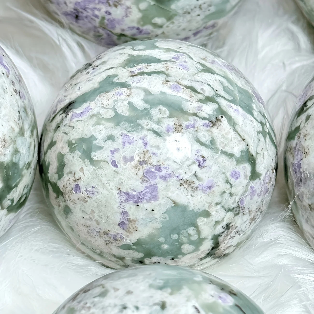 Fine Auspicious Jade Stone Ball Polished Round Jade Sphere Fortune Gem Sphere Indoor Desk Display Gift