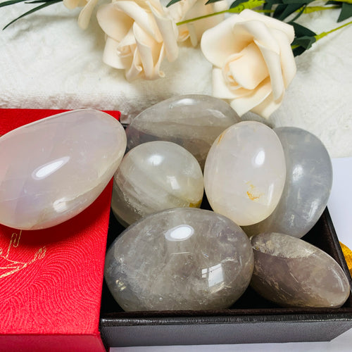Natural Gigh Quality Blue Rose Quartz Crystal Palm Stone for Home Decoration