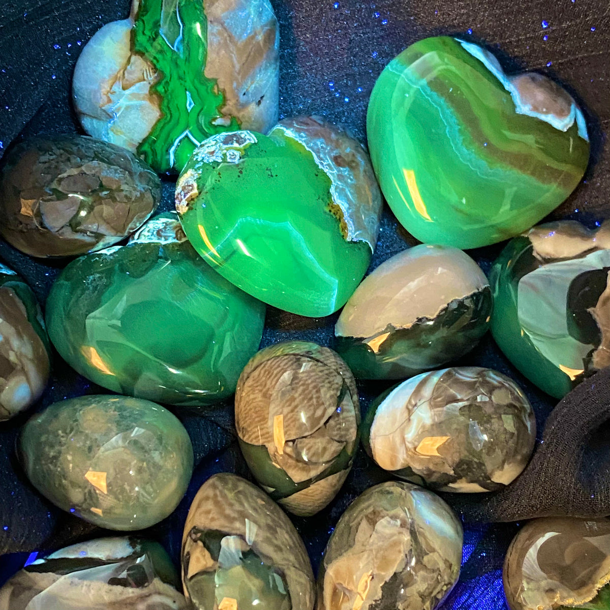 Volcanic agate heart product view 2